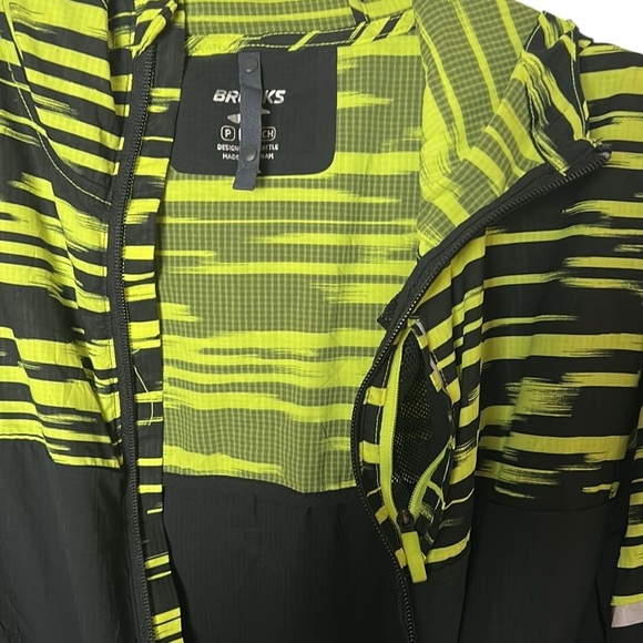 Brooks nightlife running jacket,men S. Packable utility,windbreaker,sporty EC - Picture 7 of 14